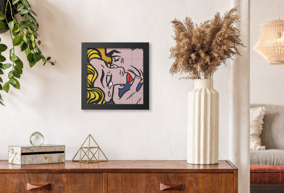 El Pop Art POSTER exhibido en una pared encima de un gabinete