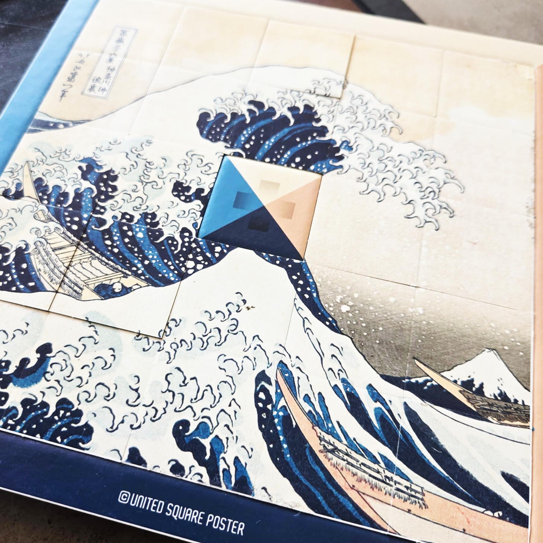 Los colores en la parte posterior de un mosaico La Vague POSTER al lado de su lado ilustrado